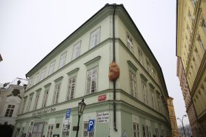 Embryo - Sculpture de David Černý - Prague