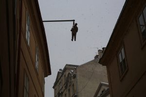 L'homme suspendu - Sculpture de David Černý 